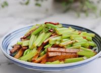 补血推荐食谱【芹菜炒豆干】