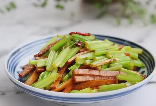 补血推荐食谱【芹菜炒豆干】